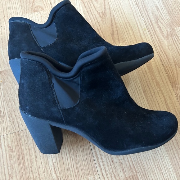 Clark’s Artisan Suede Slip-on Gore Adya Bella Ankle Boot - Picture 1 of 3
